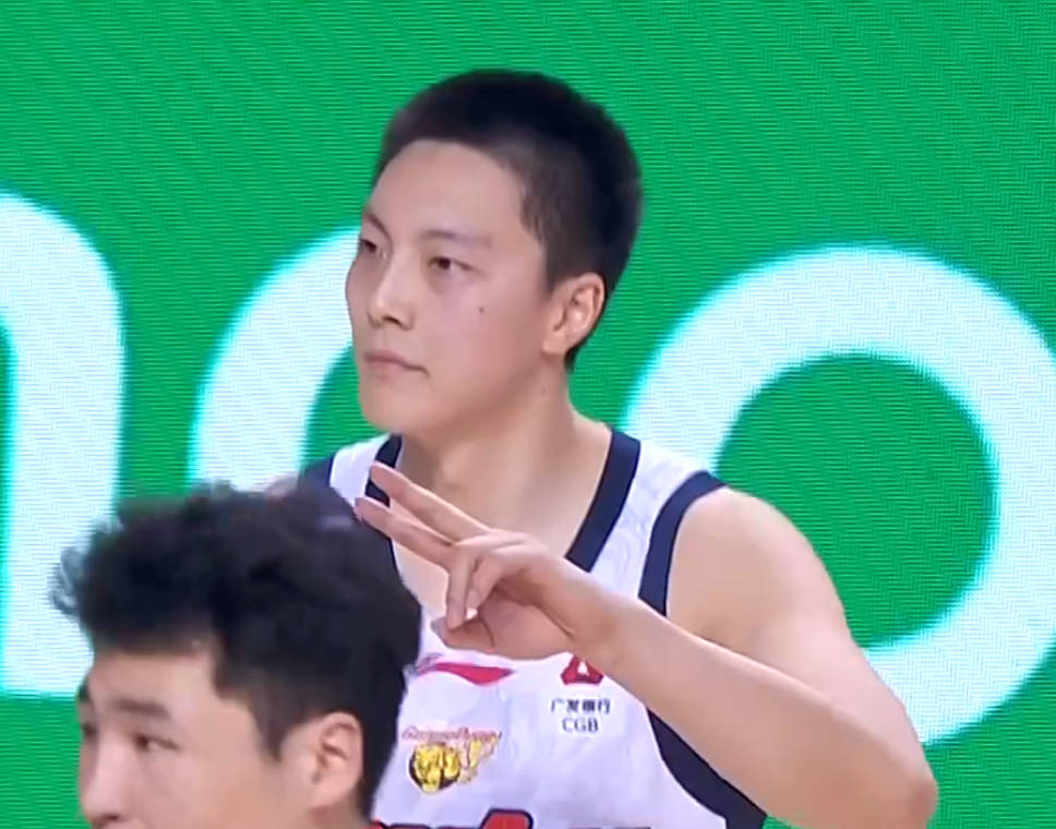 九游娱乐-广东3消息!胡明轩深夜发声,徐杰新发型遭吐槽,焦泊乔化身阿联