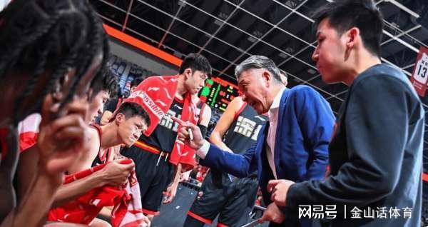 在线娱乐-不贪功!率队击败2支争冠热门球队,28岁锋卫,赛后盛赞自己主帅