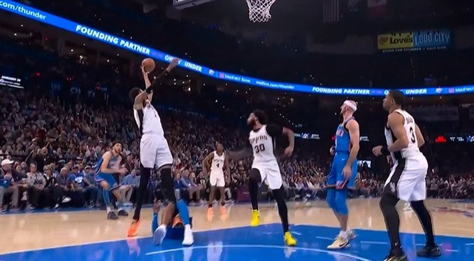 在线娱乐-危险动作!文班跳起抢板 亚历山大倒地夹住其脚导致摔倒!