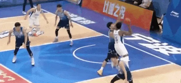 官方网页版登录-俞长栋争抢篮板时与王奕博手臂纠缠到一起,随后痛苦倒地