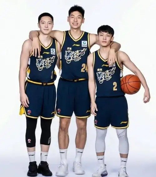 官方网页版登录-捡漏四川，广东抢签？新援或锁定，29岁，211公分，澳大利亚中锋|四川男篮|广东男篮|朱芳雨|加克|大外援_新浪体育_新浪新闻